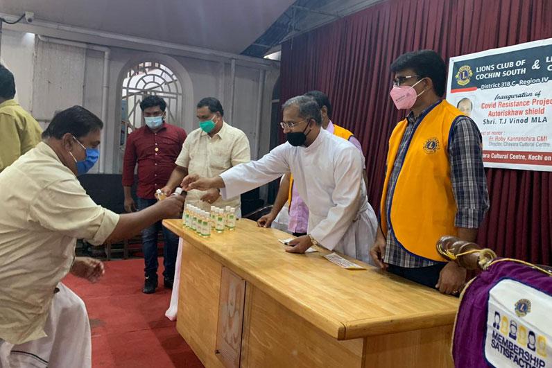 https://photos.chavaramatrimony.co.in/csr-activities/auto.jpg